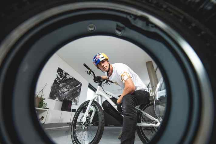   Video-Produktion: Fabio Wibmer im Home Office