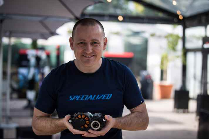   Jan Talavasek präsentiert sein neues Baby: den eigenen Specialized-Motor, Modell SL 1.1. Mit 1,9 Kilo ist der Antrieb rund ein Kilo leichter als die aktuelle Mittelmotorenkonkurrenz.