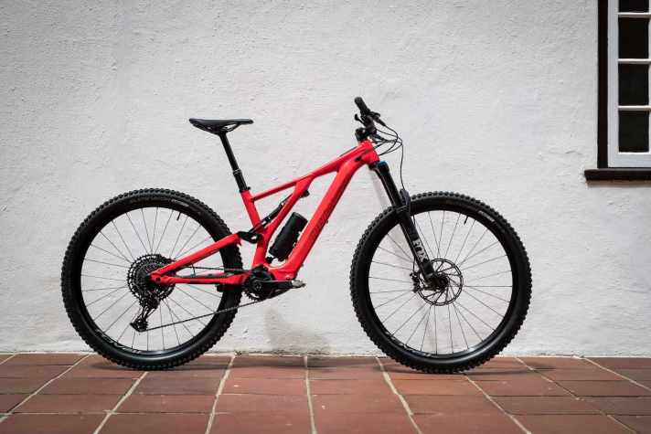   Der Einstieg in die Welt des <a href="https://luna.r.lafamo.com/ts/i5533923/tsc?amc=con.blbn.497955.507800.14129791&smc=BIKE&rmd=3&trg=https%3A%2F%2Fwww.fahrrad-xxl.de%2Fsuche%2F%3Fq%3DSpecialized%2BLevo%2BSL" target="_blank" rel="noopener noreferrer">Levo SL kostet 5999 Euro</a>* , setzt auf einen Alu-Rahmen und soll knapp über 19 Kilo wiegen. Das Levo SL Comp gibt´s in zwei Farbvarianten.