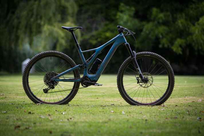   Identische Ausstattung wie das Levo SL Comp, aber mit Carbonrahmen: <a href="https://luna.r.lafamo.com/ts/i5533923/tsc?amc=con.blbn.497955.507800.14129791&smc=BIKE&rmd=3&trg=https%3A%2F%2Fwww.fahrrad-xxl.de%2Fsuche%2F%3Fq%3DSpecialized%2BLevo%2BSL" target="_blank" rel="noopener noreferrer">Levo SL Comp Carbon für 7299 Euro</a>*.