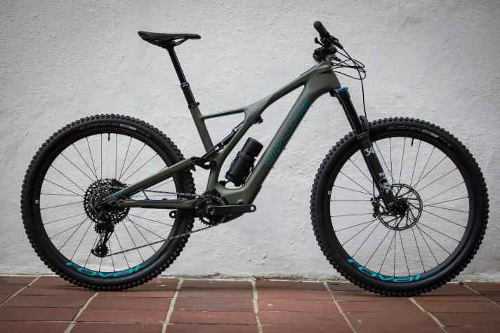   Das <a href="https://luna.r.lafamo.com/ts/i5533923/tsc?amc=con.blbn.497955.507800.14129791&smc=BIKE&rmd=3&trg=https%3A%2F%2Fwww.fahrrad-xxl.de%2Fsuche%2F%3Fq%3DSpecialized%2BLevo%2BSL" target="_blank" rel="noopener noreferrer">Levo SL Expert Carbon</a> * ist mit 17,5 Kilo (Größe L, ohne Pedale) schon richtig leicht. Dafür werden 8699 Euro fällig.