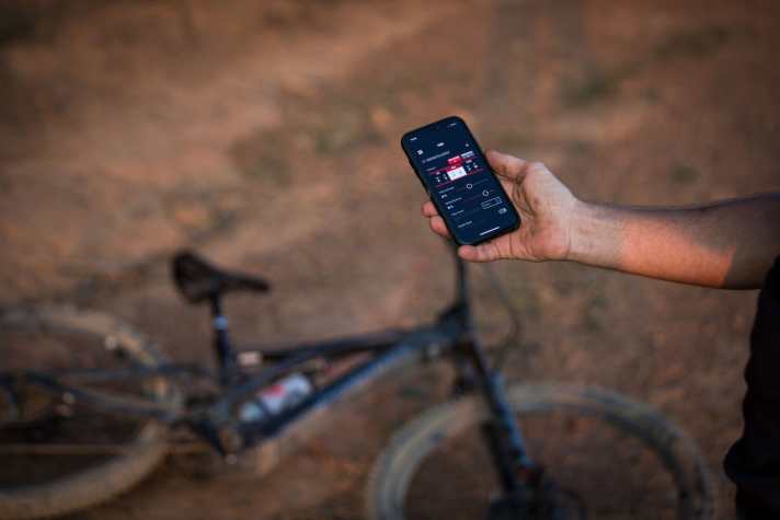   Herzstück des Levo SL ist die Mission Control App: "Durch die Individualisierung der Motorsteuerung entfaltet das Levo SL erst seine volle Stärke. Ein super Tool", sagt EMTB-Tester Christian Schleker.