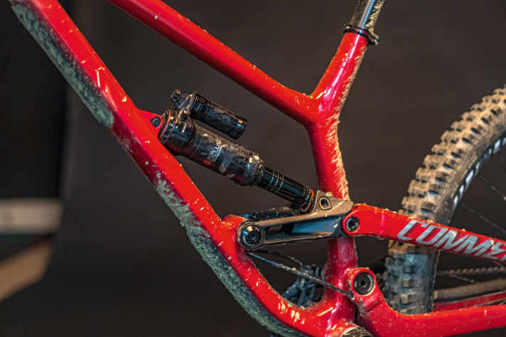   Blickfang Commencal: Klar, sinnvoll, funktional – das Furious sieht nicht nach Raketenwissenschaft aus und so „sophisticated“ wie sein großer Bruder Supreme DH, doch dem Furious-Fahrwerk gelingt ein guter Mix aus Fahrkomfort, Gegendruck und Popp für Sprungeinlagen.