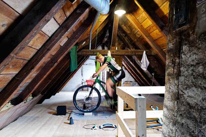   Kurbeln, bis die Beine um Gnade winseln: Um sich für die Ultrarennen abzuhärten, strampelt Fritz auch mal bis zu sieben Stunden auf der Rolle. Die karge Dachkammer über seiner Wohnung nennt er "Reich der Schmerzen". 