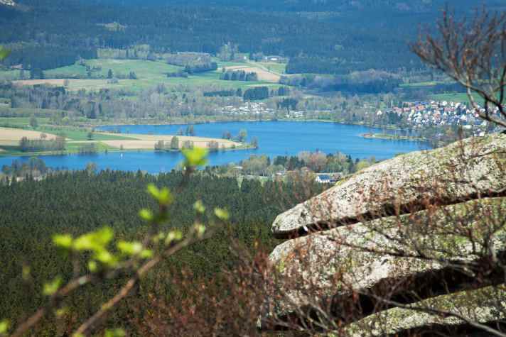 Der hart erkämpfte Blick vom Rudolfstein zum Weißenstädter See, dann geht’s weiter auf einfachen Trails vorbei an imposanten Felstürmen.