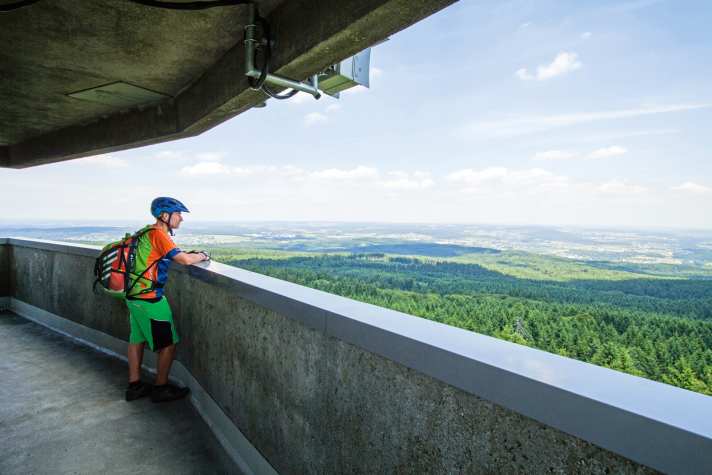   Das 360-Grad-Panorama auf dem Köppel-Aussichtsturm reicht vom Taunus bis ins Siebengebirge. Grüne Wellen mit höchstem Trail Potenzial.