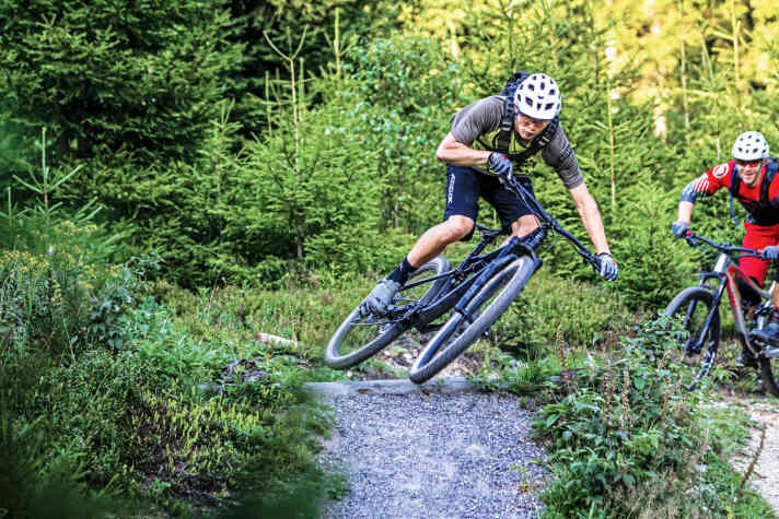   Vor allem in technischem Gelände und bei guter Fahrtechnik wird oft zu breiteren Lenkern gegriffen. Deshalb gilt oft: Umso mehr Federweg das Bike, desto breiter der Lenker.    