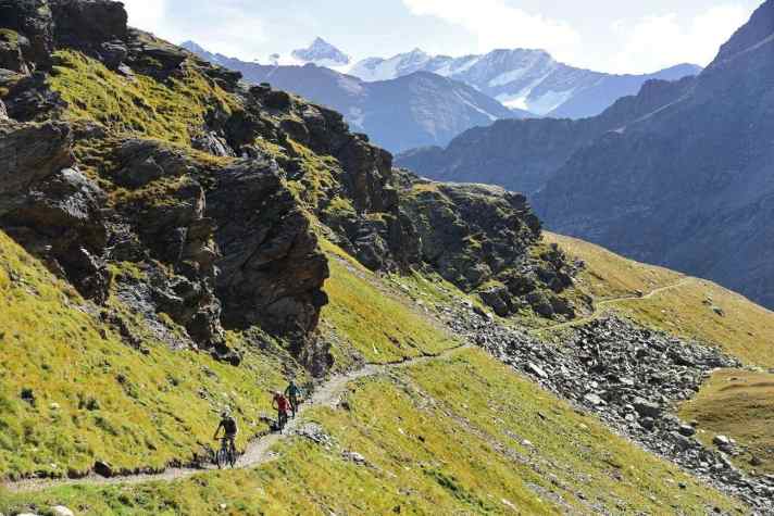 Der 2621 Meter hohe Passo Gavia ist eine Legende des Radsports und erwartet die BIKE Transalp-Teilnehmer mit einem hochalpinem Traumpfad, der zu den besten der Transalp-Geschichte zählt.