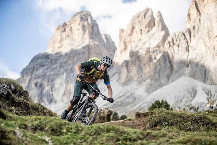 Sehr gute Enduros wie <a href="https://www.awin1.com/cread.php?awinmid=11768&awinaffid=471469&clickref=B+Rose+Pikes+Peak+&ued=https%3A%2F%2Fwww.rosebikes.de%2Ffahrr%25C3%25A4der%2Fmtb" target="_blank" rel="noopener noreferrer nofollow">Roses Pikes Peak</a>* scheuen weder eine längere Tour in den Alpen noch den Einsatz im Bikepark. Wer hauptsächlich bergab Gas geben will, wird mit diesen Bikes glücklich.