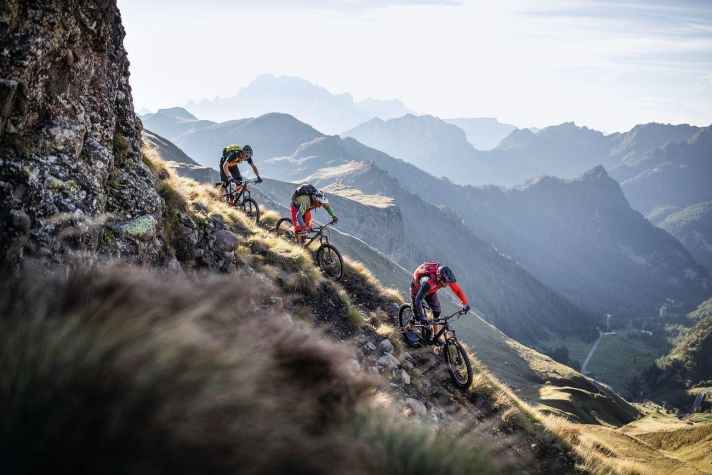 Die entlegensten Orte und besten Aussichten der Alpen liegen oft in unwegsamem Gelände. Enduro-MTBs klettern zwar nicht schnell, scheuen dafür aber keine verblockten Trails oder steile Abfahrten.