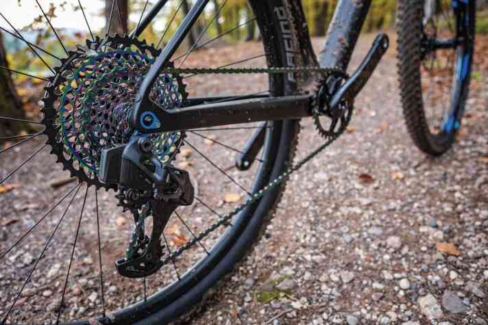   Mehr Hightech geht nicht: Die Elek­tro-Version der Sram Eagle spart einen Zug, dafür muss man den Akku laden.