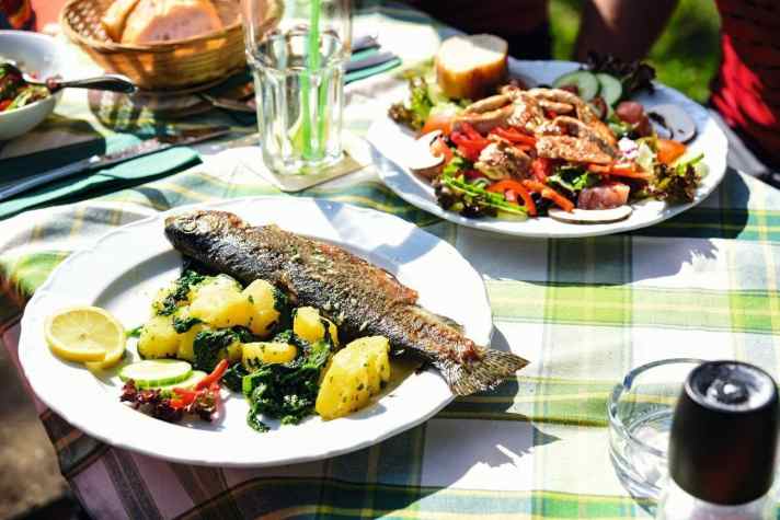   Auch kulinarisch hat die Fränkische Schweiz einiges zu bieten. Die Produkte der 69 familiengeführten Brauereien sollte man sich für den Feierabend aufheben. Eine frisch gefangene Forelle aus der Wiesent schmeckt dagegen auch während der Tour.