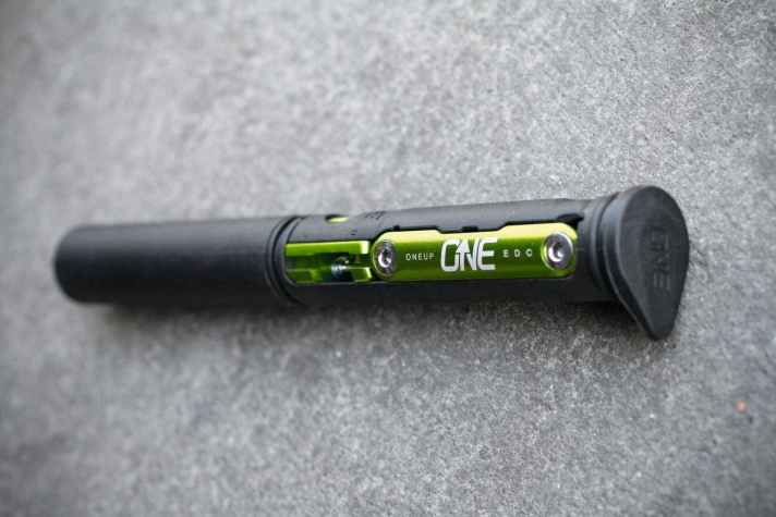  Das EDC-Tool von One Up Components sitzt im Gabelschaft.