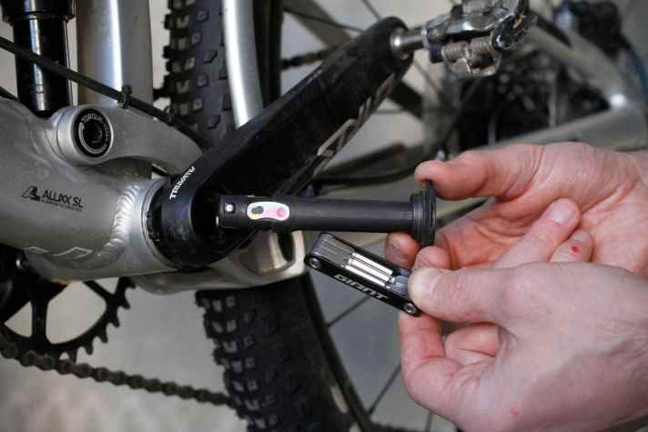   Das Clutch Mini-Werkzeug von Giant  sitzt in der Hohlachse der Kurbel.