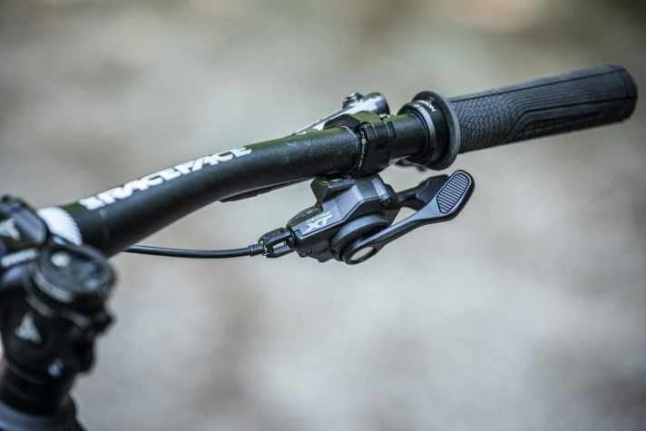 Die XT-Schalthebel sind ergonomisch geformt, zusätzlich gummiert und liegen sehr gut am Finger. Bis zu vier Gänge lassen sich auf einmal hoch- und zwei runterschalten. Das Schaltgefühl leidet etwas unter dem harten, schwer einschätzbaren Druckpunkt.