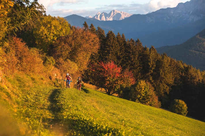   Sanfte Almen-Trails und die Dolomiten nur als Bildrahmen: Das kann das Pustertal auch.