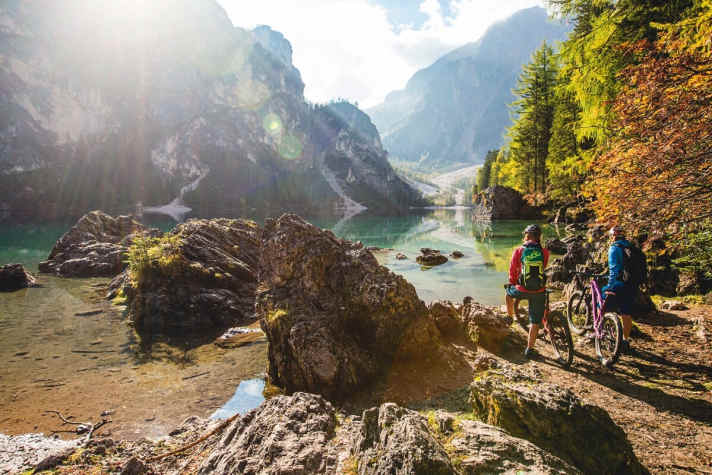   Auch wenn eine Asphaltstraße mittlerweile Busladungen von Touristen an den Pragser Wildsee führt, gibt es noch lauschige Ecken. 