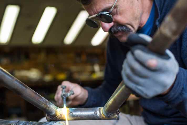   Für einen guten Stahlrahmen braucht es immer noch viel Geduld und Liebe zum Detail.