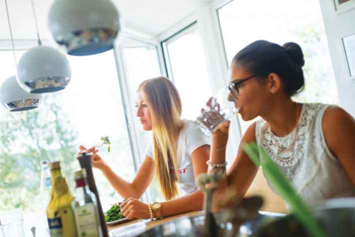   Ersehntes Wiedersehen: Helens Freundin Christine hat gekocht. 