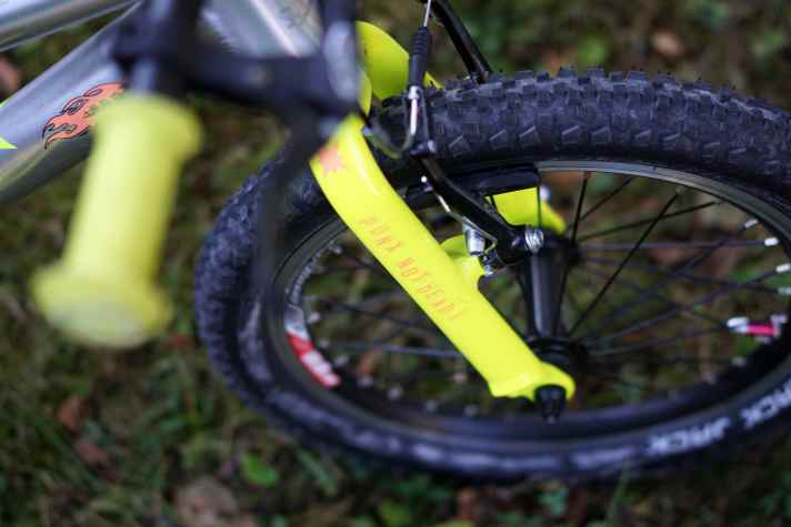 Bunter Klebespaß: Das Design des Bikes kann der Nachwuchs dank Stickerbogen selbst bestimmen. Na ja, in diesem Fall hatte der Papa auch seinen Spaß.