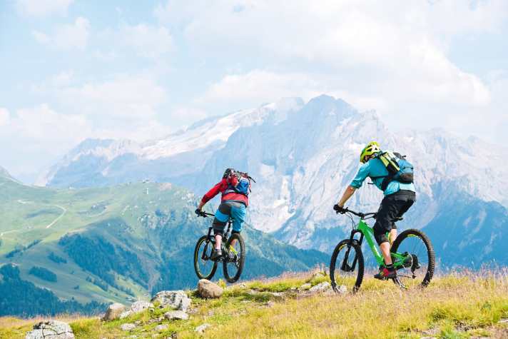   Typisch Dolomiten, typisch Fassatal: Die Aussicht auf die bleichen Felsen ist immer gigantisch.