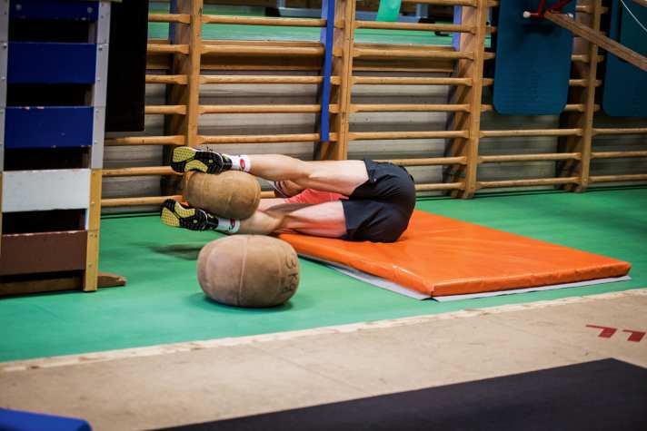   Bei einer gezielten Vorbereitung für eine MTB-Transalp sollte das Beweglichkeits- und Krafttraining nicht zu kurz kommen. Auch Bike-Profis schinden sich in den Wintermonaten regelmäßig bei Zirkeltrainings oder im Fitness-Studio.