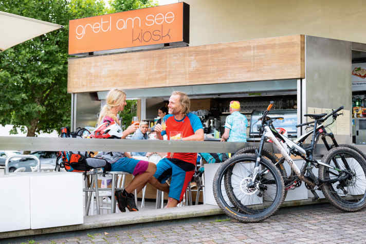   Der Gretl-am-See-Kiosk hat leckere Snacks und immer einen Aperol Spritz parat.