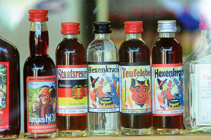   Die ortsüblichen Energy-Drinks bekommt man in den quietschbunten Hexen-Discountern.
