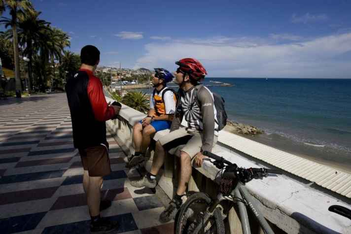   Ausschau nach Bikers natürlichem Feind – dem Motocrosser: die Locals von San Remo.