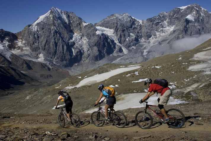   Das Panorama von Königsspitze, Zebru und Ortler begleiten Biker bei der Tour aufs Madritschjoch.
