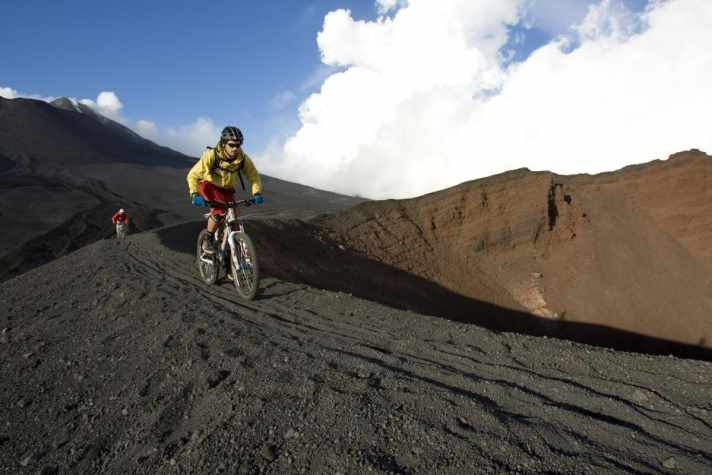   Knirschend flieht der schwarze Lavastaub vor den Stollen der MTB-Reifen.