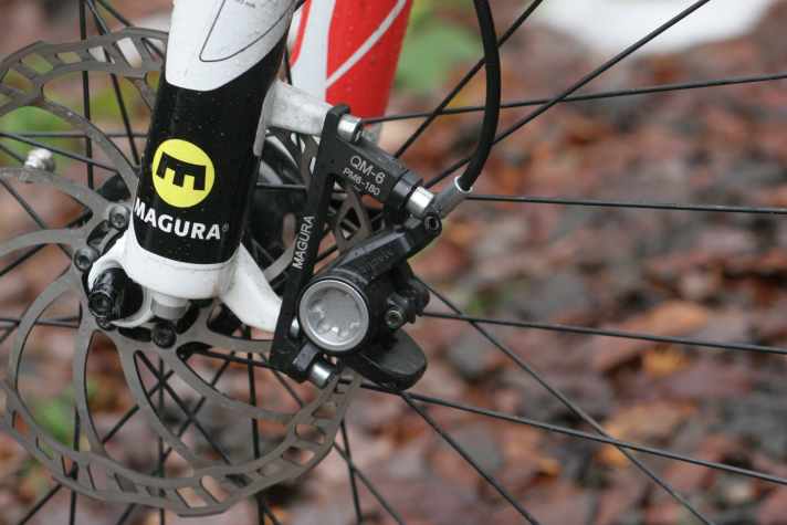   Der filigrane Bremssattel bleibt auch bei Nässe und Dreck stumm.