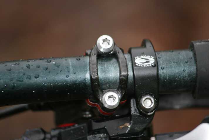   Die neue Klemmschelle mit Torx-Schrauben nimmt wenig Platz am Lenker ein.