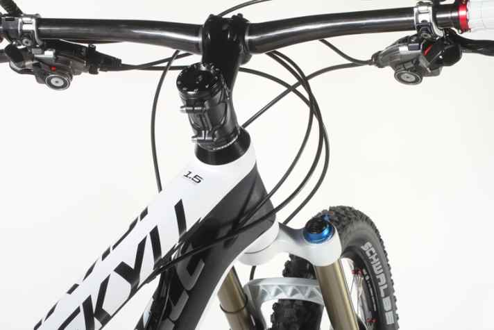   Das 1,5 Zoll dicke Steuerrohr ist eine der Maßnahmen, die das Jekyll-Fahrwerk zu dem steifen Präzisionswerkzeug macht, das es ist.