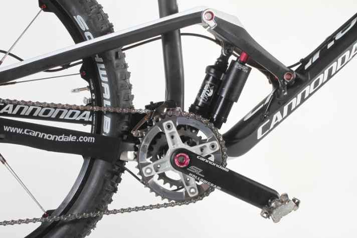   Die Cannondale-Hollowgram-Zweifach-Kurbel ist Geschmackssache, spart aber Gewicht. Der tief liegende Dämpfer optimiert den Schwerpunkt.
