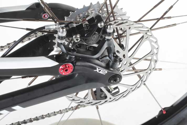   Die X12-Achse bringt Steifigkeit, erschwert aber den Radausbau. Alle Gelenke und Achsen des Hinterbaus sind im Sinne der Steifigkeit üppig dimensioniert.