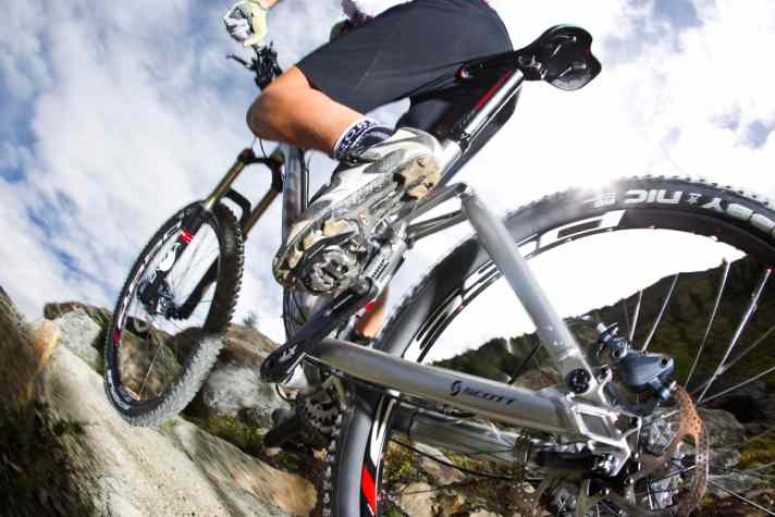   Steile Anstiege bewältigt man am besten mit Klickpedalen. Damit generiert man auch in der Zugphase ordentlich Vortrieb.