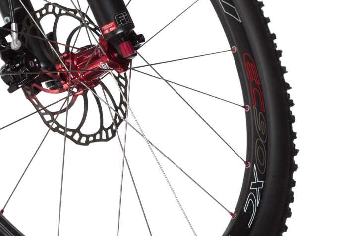   Die leichten Easton-Carbon-Laufräder senken das Gewicht, treiben aber den Preis hoch.