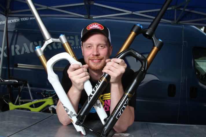   Chris Trojer, Fahrwerksexperte von Fox, erklärt die E-Optimized-Gabel.