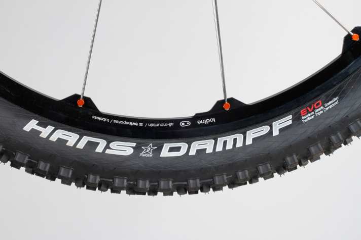   Die 2,35er-Hans-Dampf-Reifen gehören zum Besten, was man einem All Mountain verpassen kann.