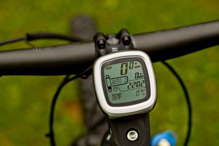   Das Zenraldisplay des EI-Shock Systems nutzt die Sensorsignale und gibt neben dem aktuell gewählten Fahrwerksmodus auch Auskunft über Trittfrequenz und Fahrgeschwindigkeit.