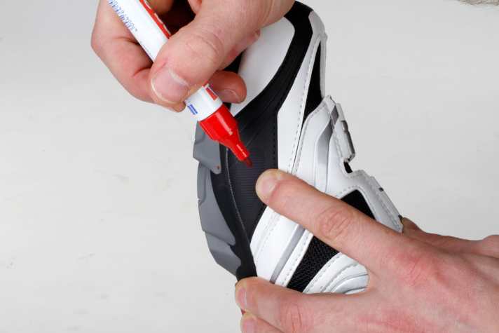   Schlüpf dann in den Schuh und spür die beiden Gelenke durch den Schuh. Mit einem Stift setzt Du nun auf beiden Seiten eine Markierung.