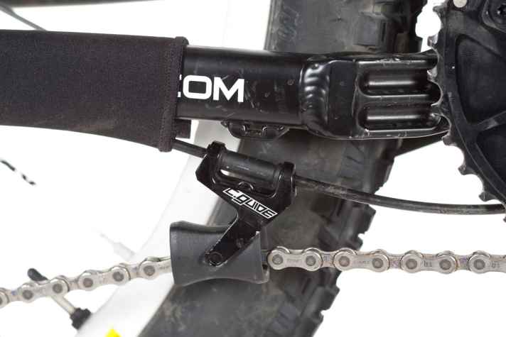   Die Sitzstreben am Wicked LTD bestehen samt Bremsaufnahme aus Carbon und sparen Gewicht. Auch hinten gibt es eine große 200er-Bremsscheibe.