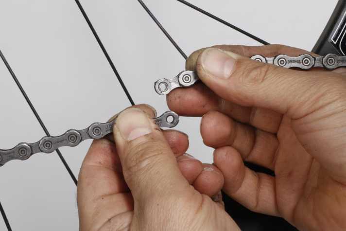   Moderne MTB-Ketten kann man mit einem Nietstift oder einem Kettenschloss verschließen. Achten Sie immer darauf, dass Nietstift/Kettenschloss zu ihrer Kette passen! Denn die Produkte sind für 9/10/11/12fach-Ketten unterschiedlich.