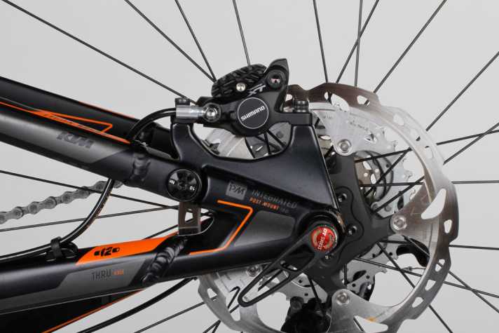   Der hydro-geformte Alu-Rahmen des KTMs protzt mit aufwändigen Formen und Carbon-Look. Die Bremsaufnahme wurde im Ausfallende integriert und ist Teil der Kettenstrebe.