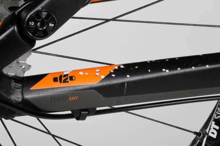   Kettenmassaker: So sieht eine Kettenstrebe ohne Schutzaufkleber oder Neoprenhülle bereits nach zwei Testrunden aus.