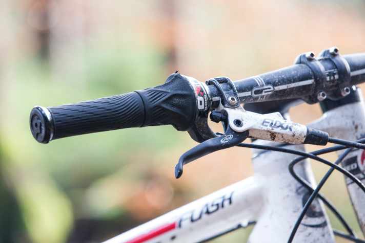   Engstelle: Das Nachrüsten der X.0-Drehgriffe zog ein Platzproblem nach sich. Die Verstellschraube der Bremshebel stand dem Shifter etwas im Weg.