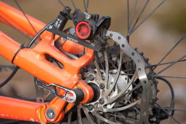   Verzögern mäßig: Maguras Kohlefaser-Stopper MT 8 entpuppten sich im harten Enduro-Einsatz erst mit den massiven Storm-Scheiben als tauglich.