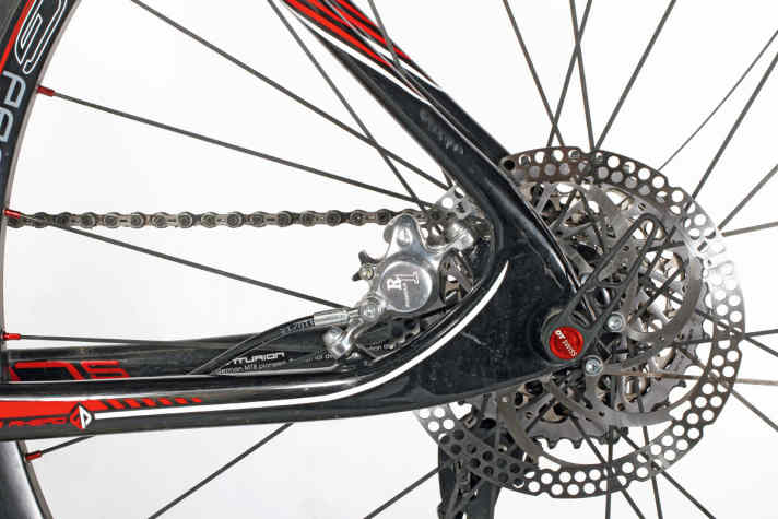   Race-ready: MIt 950 Gramm ist der Carbon-Rahmen leicht. Der Bremssattel sitzt geschützt im Ausfallende.