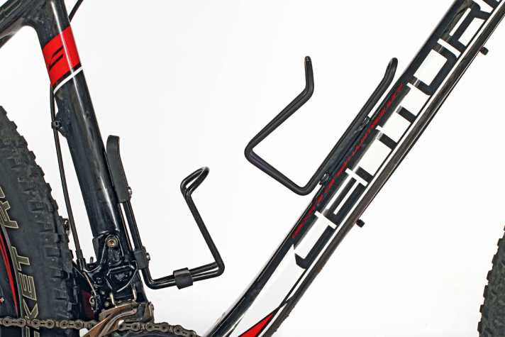   Zuverlässige Wasserträger: Sogar bei der kleinsten Rahmenhöhe (41 cm) kann man auf zwei Flaschenhalter zählen. Das macht vor allem im sommerlichen Marathon-Einsatz Sinn.